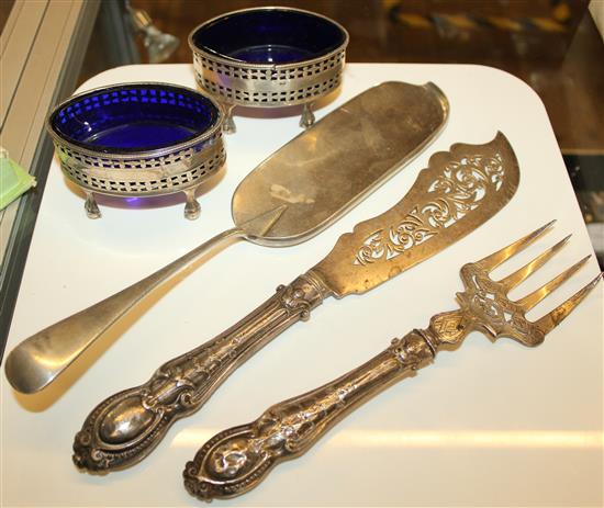 Silver crumb scoop, pair of fish servers and a pair of silver salts